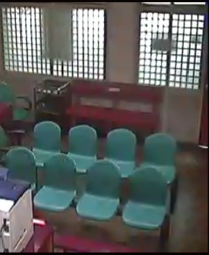 檢察官在彰化地檢署偵查庭內的公眾座椅上勘驗女性被告胸部及私處