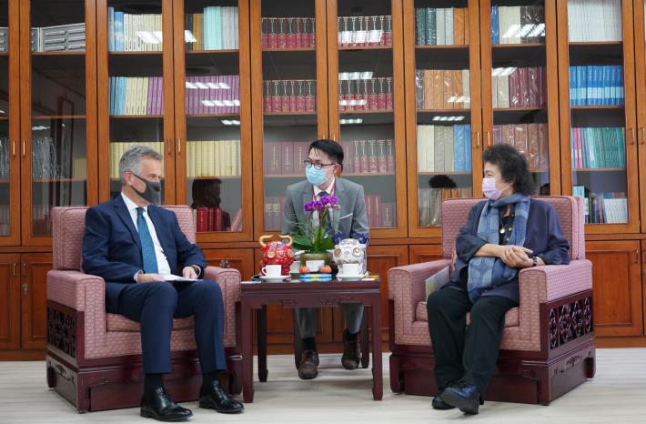監察院院長兼國家人權委員會主任委員陳菊與英國在台辦事處代表鄧元翰就人權議題交換意見。