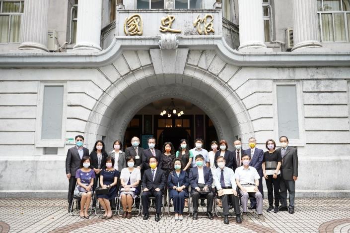 111年6月6日監察院教育及文化委員會巡察國史館，於臺北館區古蹟建築合影。