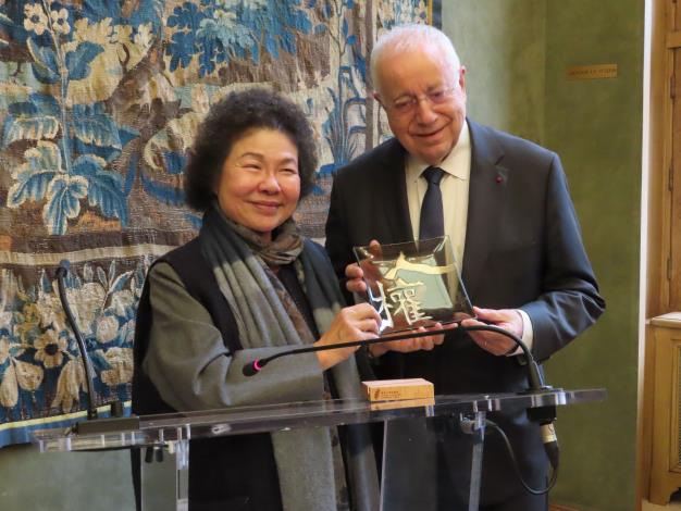 國家人權委員會陳菊主委感謝法蘭西學院院士對台灣民主人權的支持，贈送人權琉璃盤。