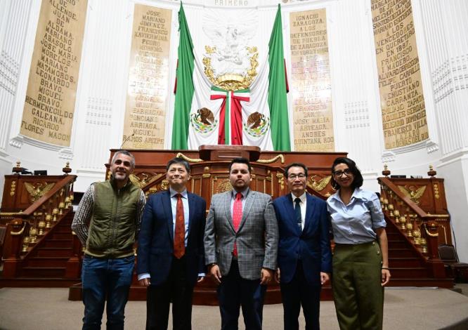 賴振昌委員(左2)與墨西哥城市議會議員合影(111.11.28)