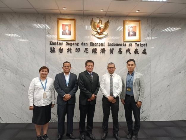 圖2 監察院111年12月5日拜會駐台北印尼經濟貿易代表處文化部主任羅福杰NOVRIZAL（右2）、勞工部主任伍妲Purwanti Uta Djara（左1）及政府官員（左2）