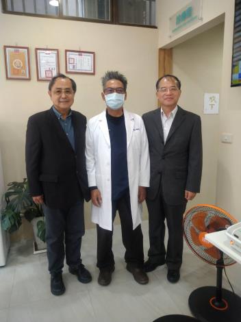 監察委員林文程、浦忠成參訪南迴診所，並與徐超斌醫師合影