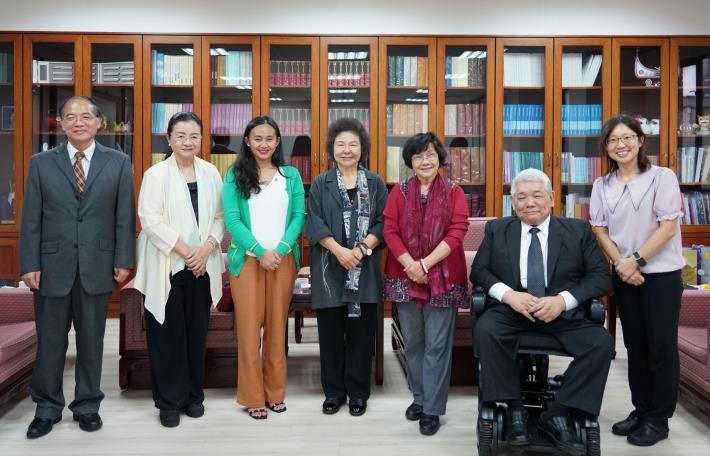 圖說1：國家人權委員會與菲律賓人權委員會委員杜馬爾帕（Faydah Maniri Dumarpa）女士合影.JPG