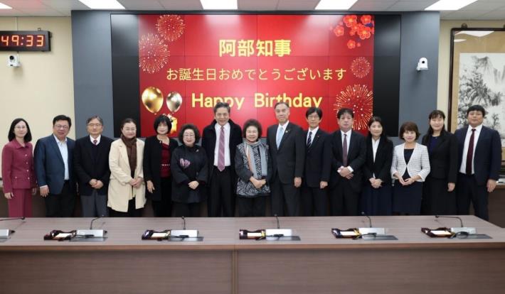 院長、副院長、范巽綠委員、王麗珍委員、田秋堇委員、賴鼎銘委員、李俊俋秘書長慶祝阿部守一知事生日並合影留念