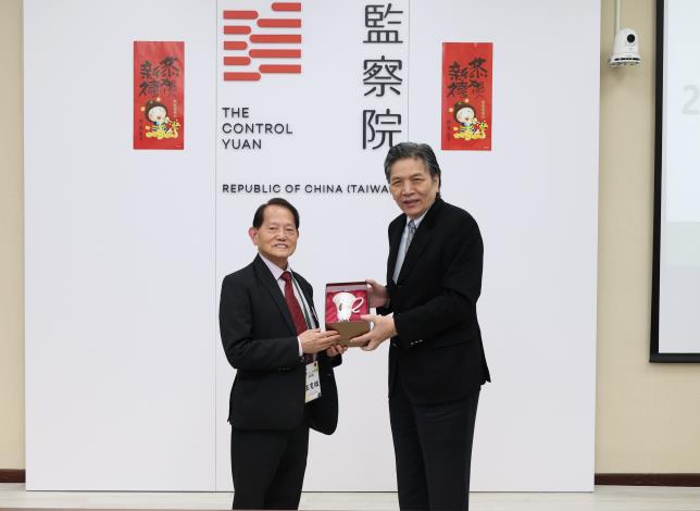 副院長致贈人權擁抱杯予海外二二八遺屬返鄉團王克雄團長(左）