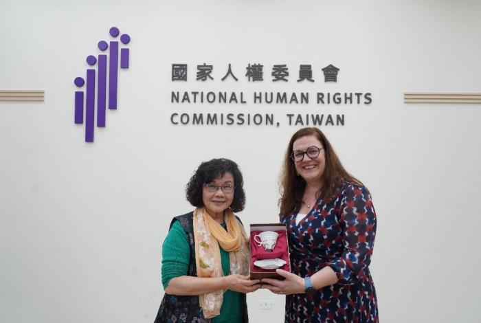 王幼玲副主委致贈盧森堡國會議員薇特（Stéphanie Weydert） 「浪進」瓷杯，象徵人權推動如同波浪，一波接著一波，乘風破浪引領臺灣向前。