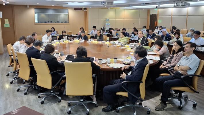 農業部就寵物管理、農業減碳、農電共生、漁電共生、糧食安全、農藥使用管控等議題進行簡報