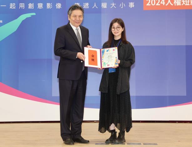 監察院李鴻鈞副院長與學生組金獎得主郝儀棻合影