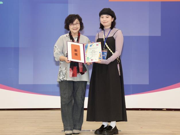 國家人權委員會王幼玲副主任委員與社會組銀獎得主詹婗合影(親友代領)