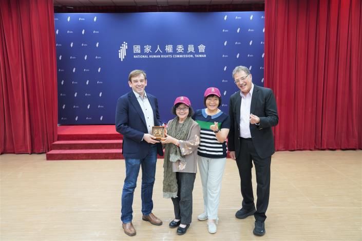 國家人權委員會王幼玲副主任委員、紀惠容委員與戴雅門教授、祁凱立教授合影