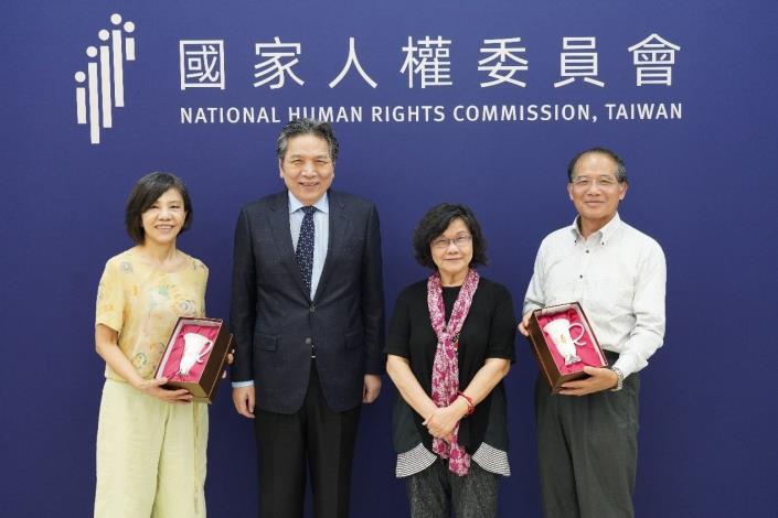 李鴻鈞副院長代理陳菊院長致贈象徵擁抱人權精神的「擁抱杯」予卸任人權委員林文程委員及葉宜津委員，並與王幼玲前副主任委員合影