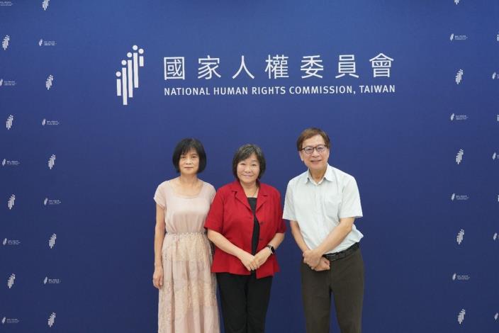 紀惠容副主任委員及新任人權委員王麗珍委員與林郁容委員合影