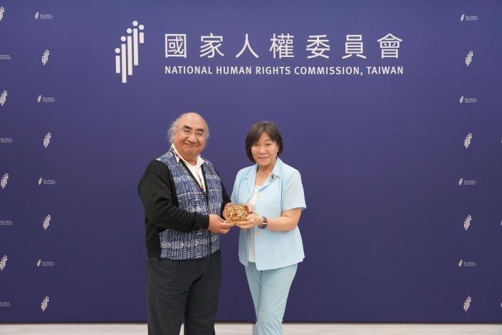 國家人權委員會副主任委員紀惠容致贈訪團團長卡利大使「平等」琉璃檯座，象徵臺灣對於推動「平等與人權」的努力與實踐。