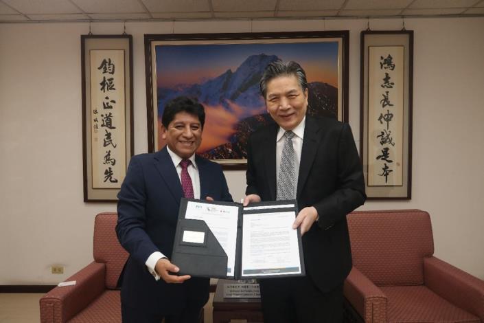 114年9月3日秘魯護民官Josué Gutiérrez Cóndor親自遞贈2025年FIO年會邀請函予監察院副院長李鴻鈞