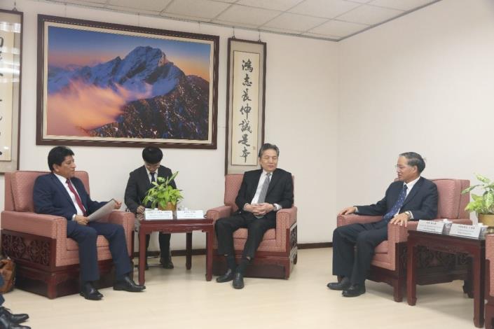 114年9月3日秘魯護民官Josué Gutiérrez Cóndor（左1）拜會監察院副院長李鴻鈞（右2），林文程監察委員（右1）陪同