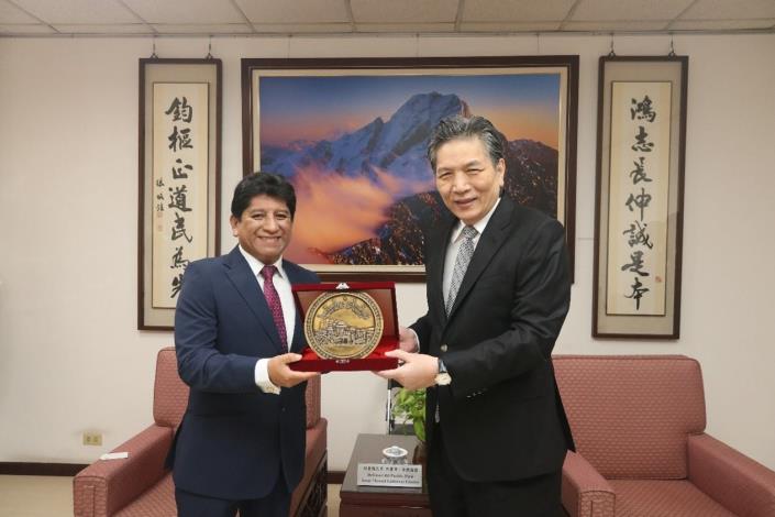 114年9月3日監察院副院長李鴻鈞致贈監察院院景銅盤予秘魯護民官Josué Gutiérrez Cóndor