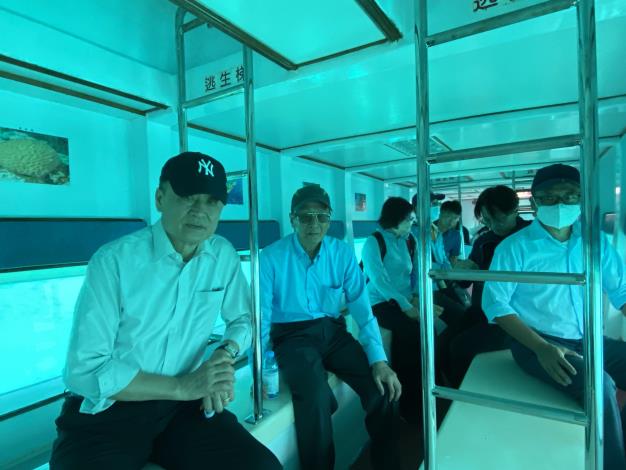 監察委員陳景峻、郭文東搭乘半潛艇實地巡察青灣珊瑚復育區