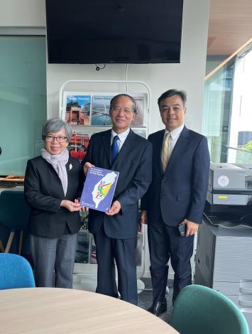 (裁剪後)114.10.04 監察院林文程委員(中)及蘇麗瓊委員(左1)巡察駐舊金山辦事處，與伍志祥處長(右)合影