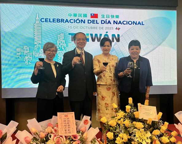 114.10.09 監察院代表團出席駐秘魯代表處舉辦之國慶酒會，與代表處張幼慈公使(右2)、「我們是秘魯黨」李柏蒂黨主席(右1)舉杯致意