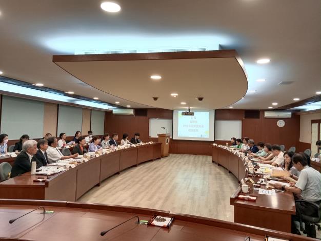 10月17日上午監察院財政及經濟委員會召集人葉宜津委員偕同多位監察委員巡察財政部