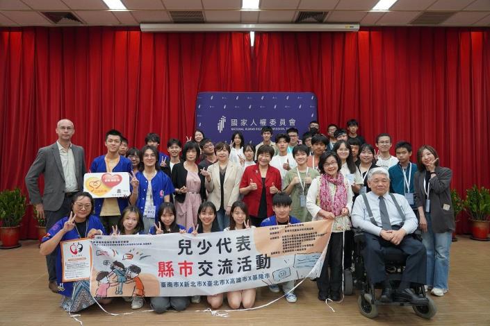 國家人權委員會紀惠容副主任委員、王幼玲委員、王榮璋委員、葉大華委員及王麗珍委員與高雄市及臺南市兒少代表合影