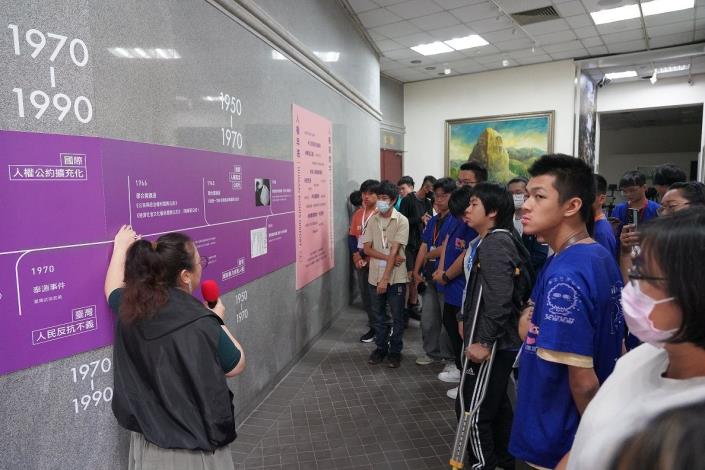 高雄市及臺南市兒少代表參訪人權走廊