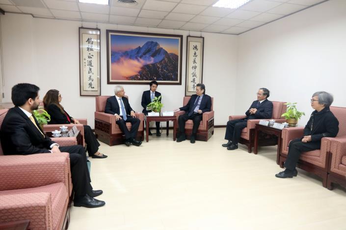 114年10月27日秘魯利馬商會會長德拉托雷（左3）等人拜會監察院，交流人權保障及政府廉能治理議題。