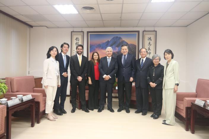 114年10月27日秘魯利馬商會會長德拉托雷（Roberto De La Tore）（中）與監察院副院長李鴻鈞（右4），監察委員林文程（右3）及蘇麗瓊（右2）等人合影。