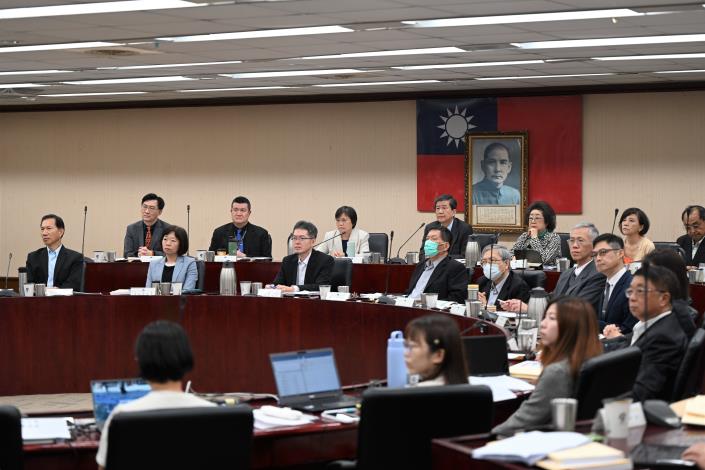 內政及族群委員會召集人蔡崇義委員等巡察內政部，聽取簡報並舉行座談.