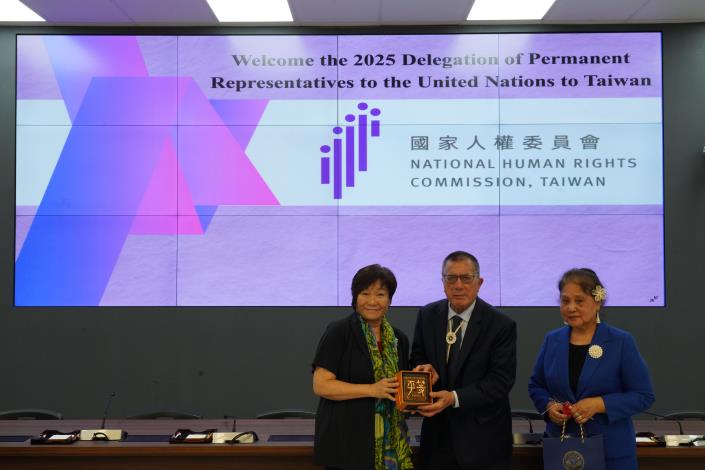 人權會紀惠容副主委致贈席克大使夫婦「平等」琉璃檯座