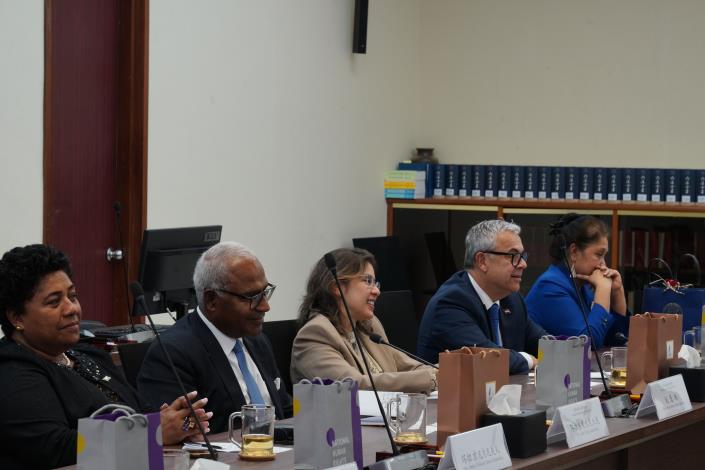 駐聯合國常任代表訪團一行與人權會交流會談