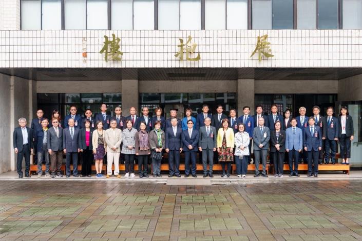 司法及獄政委員會召集人高涌誠委員等巡察法務部調查局幹部訓練所(展抱山莊)，與徐錫祥政務次長及陳白立局長等主管人員於展抱樓合影