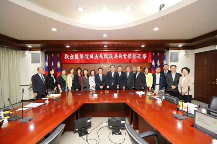 司法及獄政委員會召集人高涌誠委員等巡察法務部，會後與鄭銘謙部長等合影