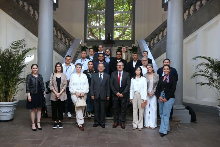 林文程委員與「遠朋國建班第181期」全體學員於M型樓梯合影 (2025.12.02)