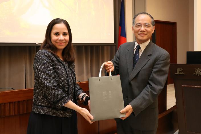 林文程委員致贈紀念品予「遠朋國建班第181期」學員長 (2025.12.02).