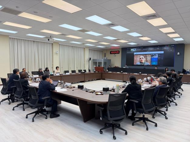 國家人權委員會委員透過螢幕聆聽馬特維丘克主席的專題分享及回應提問