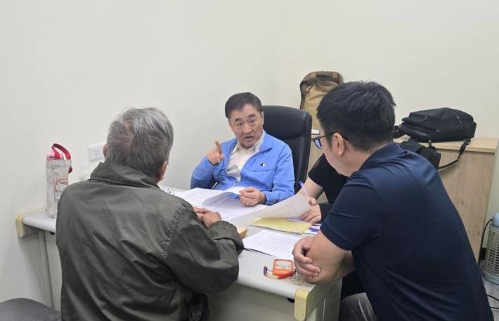 監察委員陳景峻114年12月16日於屏東縣政府縣民聯合服務中心受理民眾陳情。