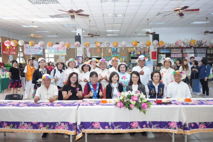 監察委員葉宜津、王美玉，巡察臺東縣中福社區發展協會，與北庄社區協會成員合影