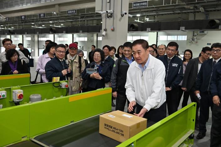 監察院交通及採購委員會巡察中華郵政物流園區，瞭解郵件分撿系統作業情形