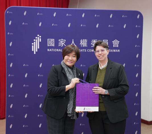 紀惠容副主任委員致贈禮品予講者Mellisa PEIFER(王茂辰)