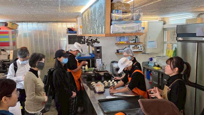 115年3月16日監察委員王美玉、葉宜津實地巡察嗎哪食堂身心障礙者庇護工場，與就服員交換意見