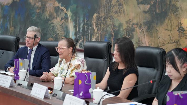 伍德教授與人權會交流會談