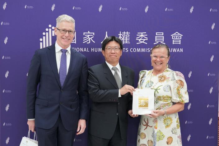 澳方致贈人權會紀念禮品