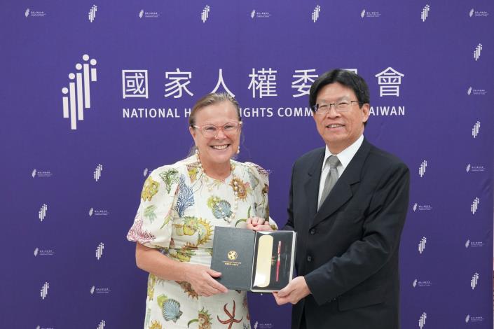 人權會高涌誠委員致贈伍德教授「臺灣寬尾鳳蝶」鋼筆紀念禮品