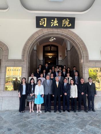 監察委員巡察後與司法院代理院長及相關主管合影