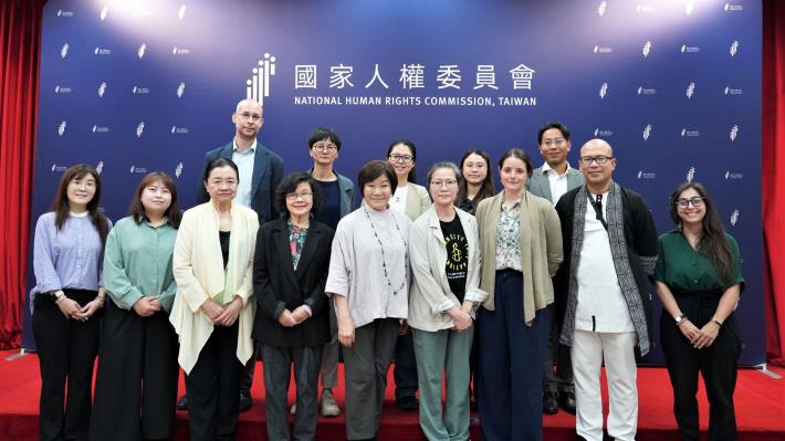 國家人權委員會與國際特赦組織合辦「共同支持亞洲公民空間」工作坊，並與上午場論壇講者、受邀與會政府與民間代表合影