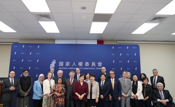 國家人權委員會委員與兩公約第四次國家報國際審查委員合影