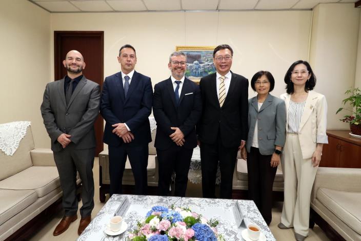 監察院秘書長黃適卓（右3）與FIO技術秘書長Ismael Emiliano Rins（左3）、阿根廷布宜諾斯艾利斯市護民官署機構關係處處長Sebastián Matías Pilatti（左2）及阿根廷全國護民官協會（ADPRA）秘書長Bernardo Damián Voloj（左1）與監察院代理副秘書長陳美延（右2）及綜合業務處處長汪林玲（右1）合影115/09/14