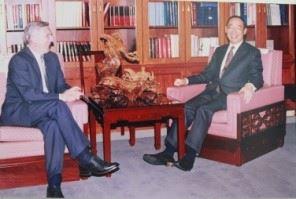 1999年中華民國臺北 第3屆監察院院長錢復接見監察院首度邀請之貴賓，前國際監察組織（IOI）理事長烏斯汀博士。